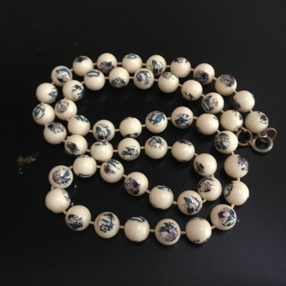 VINTAGE 60s plastic Asian floral bead necklace
